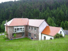 Gîte Hansel, set in greenery beside a stream